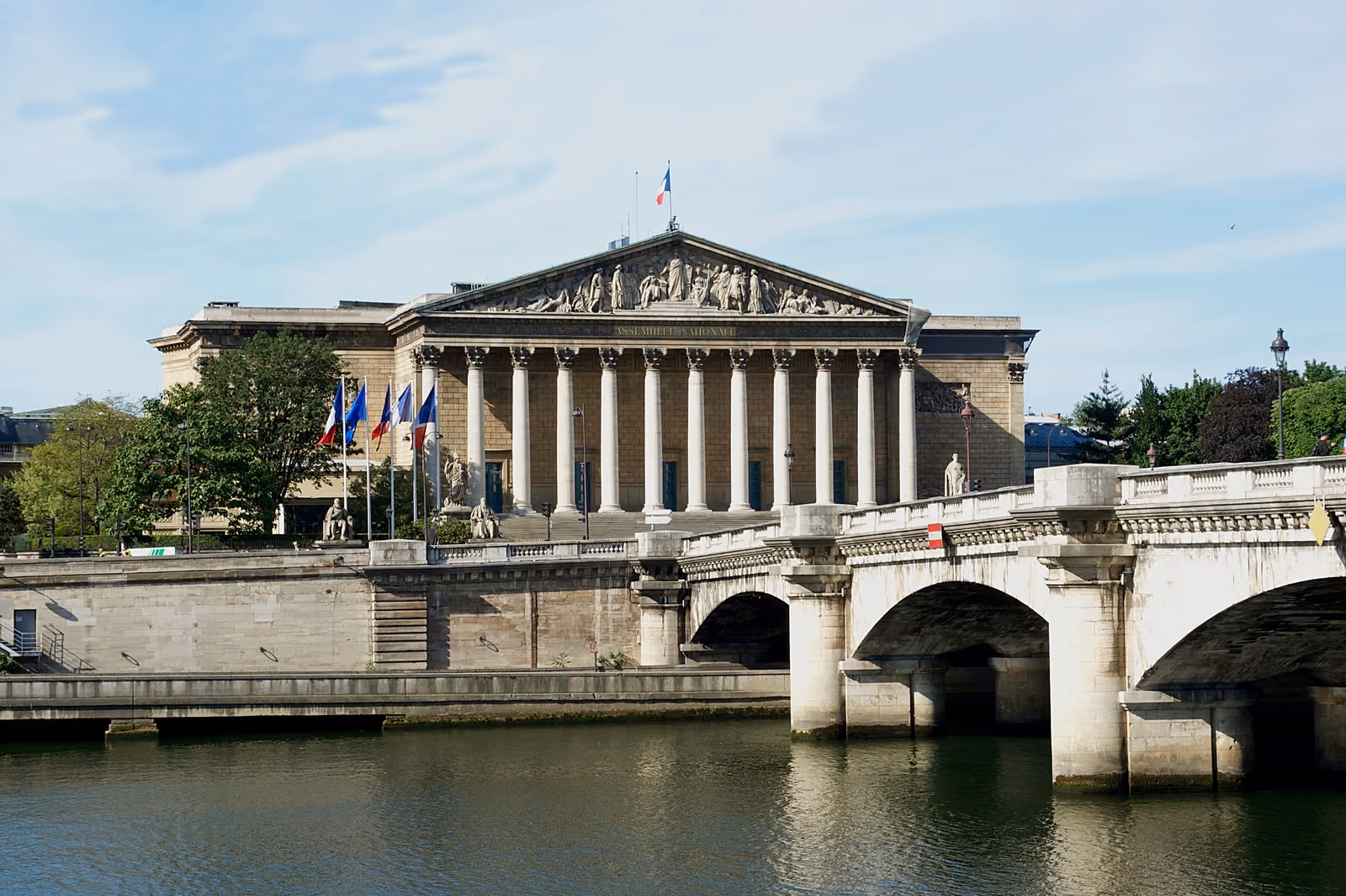 Le Palais Bourbon, le pont de la Concorde et la Seine, à Paris.