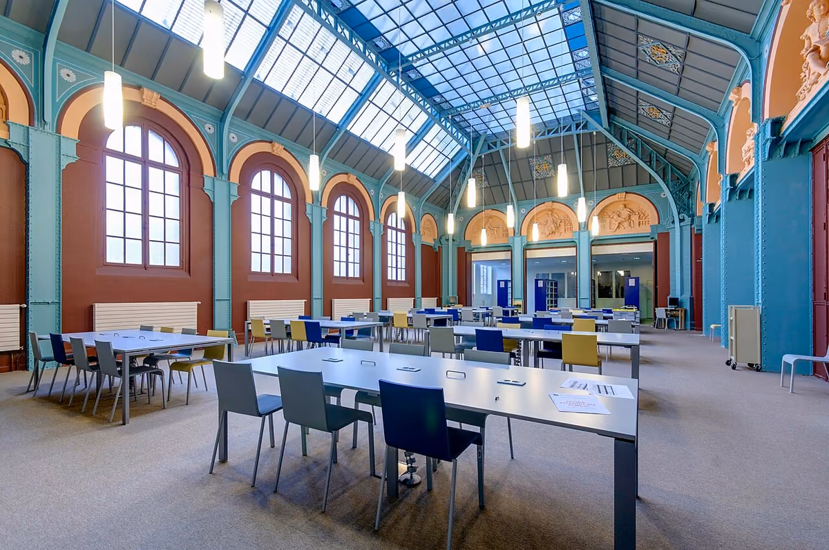 La salle de dessin de l’ancien collège Sainte-Barbe, à Paris, aménagée en salle de travail.