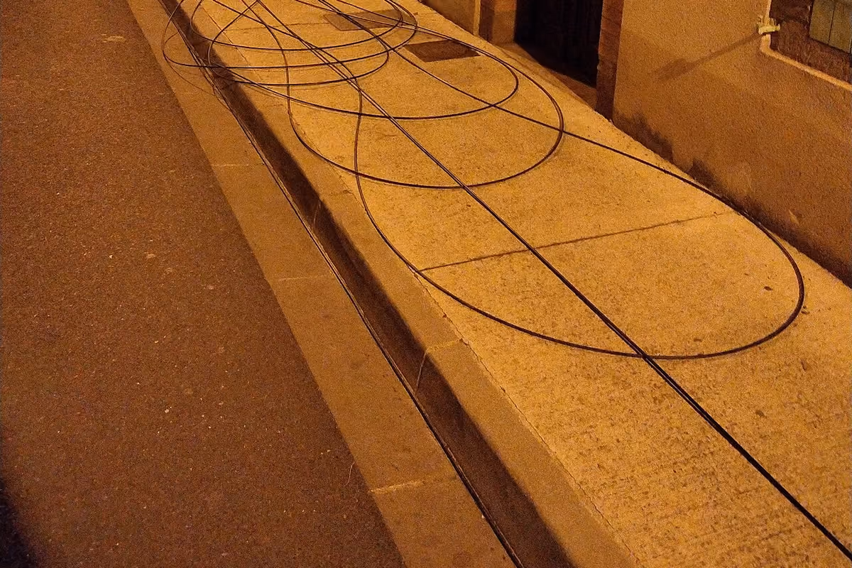 Un câble de fibre optique en cours de déploiement dans une rue d’Albi.