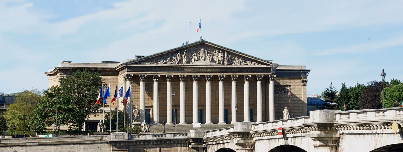 Le Palais Bourbon et le pont de la Concorde, à Paris, sous le drapeau français.