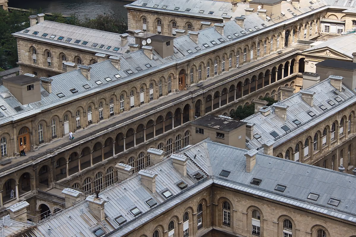 Les bâtiments et les cours de l’Hôtel-Dieu de Paris vus depuis Notre-Dame.