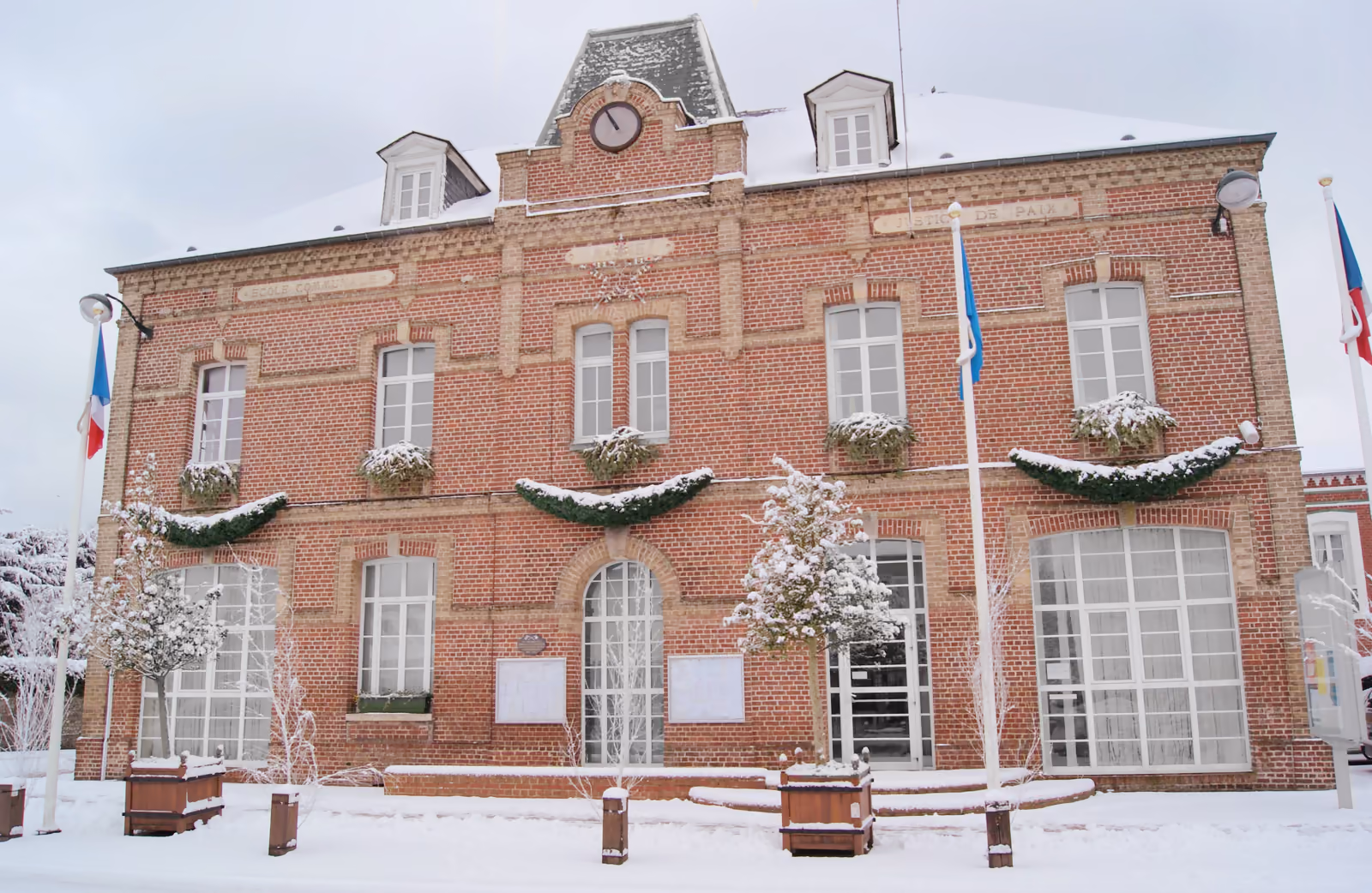 La façade de la mairie d’Offranville, en Normandie, sous la neige.