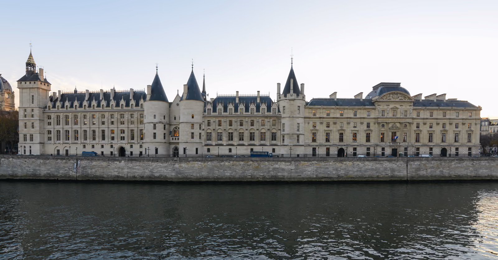 La Conciergerie et le Palais de Justice sur les quais de la Seine, à Paris.