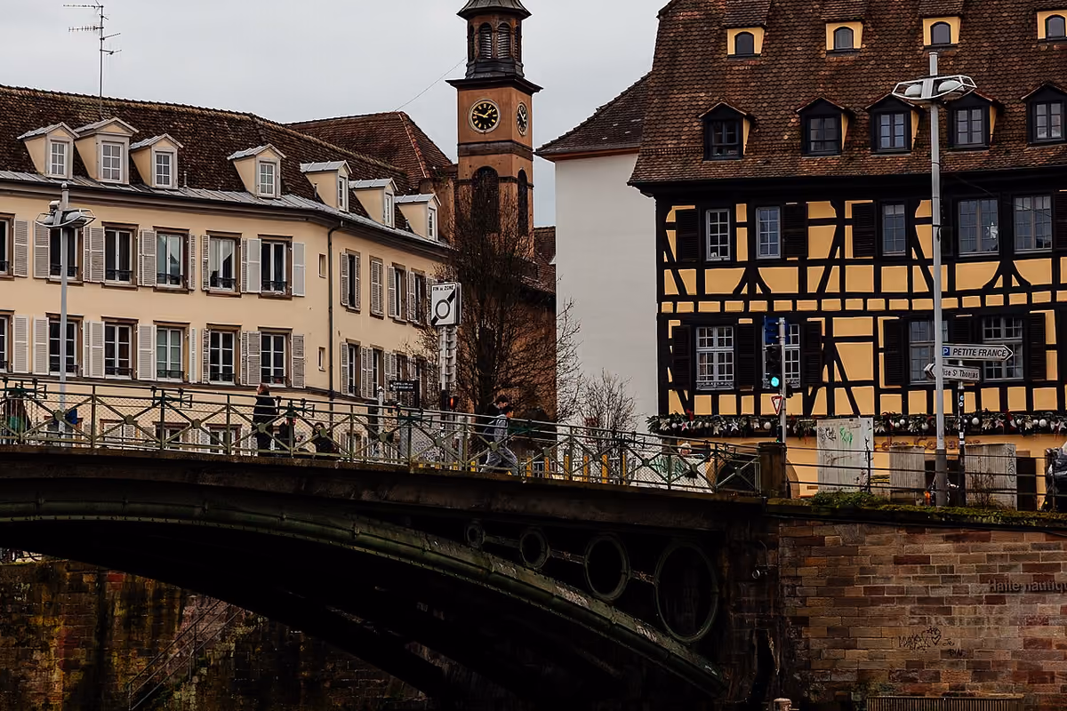 Un pont et des maisons à colombages le long de l’Ill, dans la Petite France à Strasbourg.